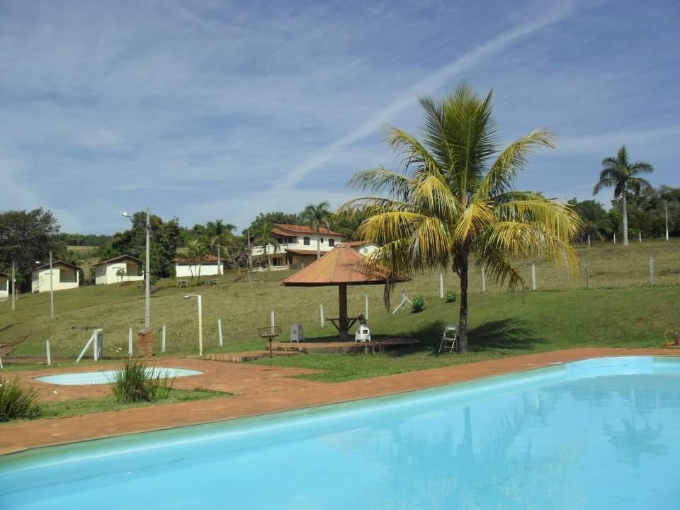 Vista da represa e área verde